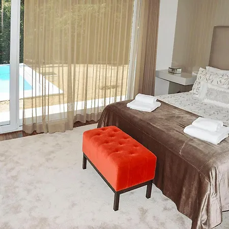 Aroeira Sleeps 8 Pool Wifi Villa