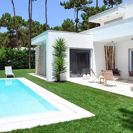 Aroeira Sleeps 8 Pool Wifi Villa